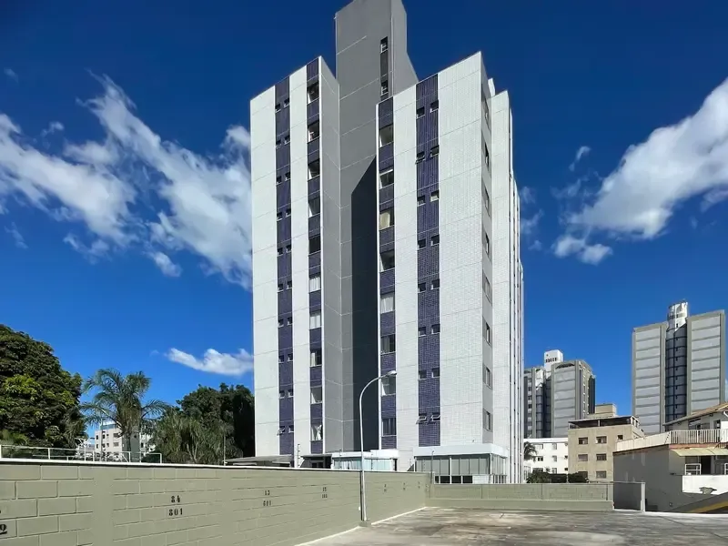 Fachada de prédio residencial recém-pintada em branco e cinza, vista do terraço, obra da Avante Acabamentos em Belo Horizonte