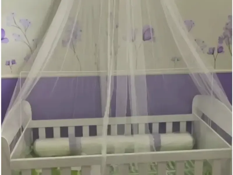 Quarto de bebê com parede pintada em faixa lilás e pintura decorativa de flores, obra da Avante Acabamentos